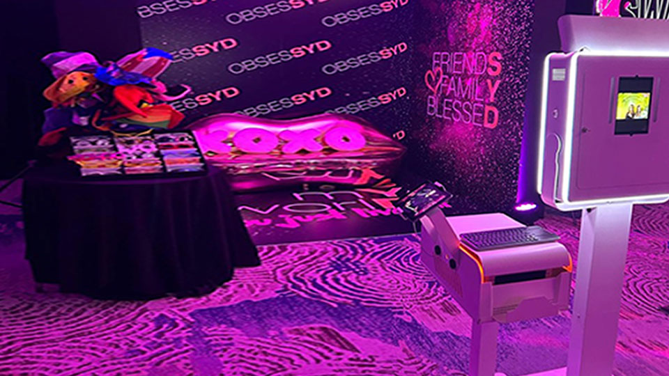 WHITE BOX PHOTO BOOTH – COCKTAIL HOUR ENTERTAINMENT
